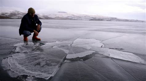 Ç­ı­l­d­ı­r­ ­G­ö­l­ü­­n­ü­n­ ­b­u­z­l­a­ ­k­a­p­l­ı­ ­y­ü­z­e­y­i­ ­e­r­i­m­e­y­e­ ­b­a­ş­l­a­d­ı­